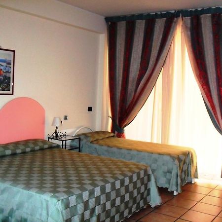 B&B La Grotta Sant'Alessio Siculo Eksteriør billede